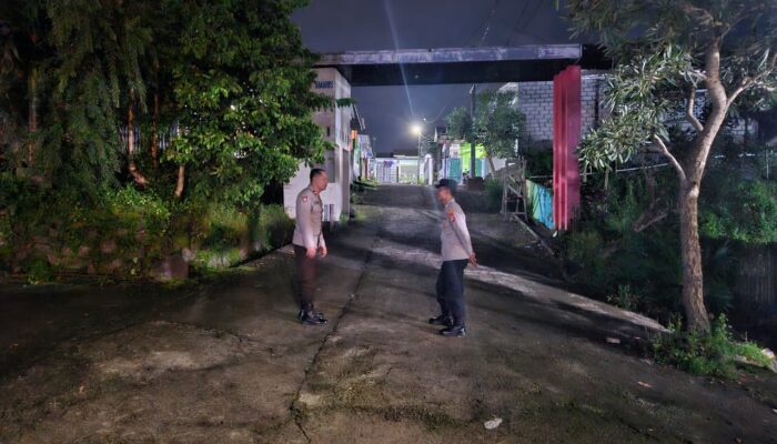 Patroli Pemukiman, Polres Lombok Tengah Pastikan Masyarakat Aman pada Malam Hari