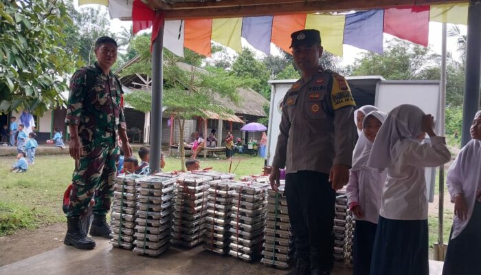 Bhabinkamtibmas Desa Aik Bukaq Polsek BKU Lakukan Pendampingan Pendistribusian MBG.