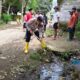 Polsek Sekotong, Warga & KKN Bersihkan Got di Lombok Barat