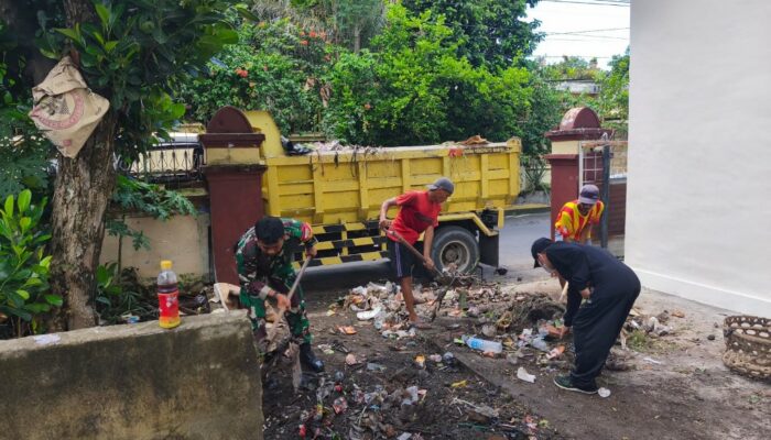 Selamatkan Lingkungan, Babinsa Pimpin Aksi Bersih Saluran Irigasi