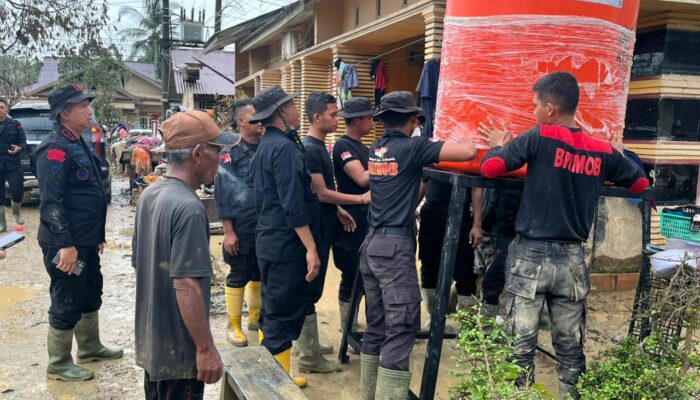 Polri Salurkan 627 Tandon Air Bersih untuk Warga Terdampak Bencana, Salah Satunya di Aceh Tamiang