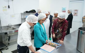 “Rasa Bhayangkara Nusantara” Diserahkan kepada Delegasi Prancis, Potret Pengabdian Polri Dukung MBG Berbasis Gizi, Budaya, dan Ilmu Pengetahuan