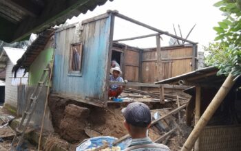 Kepedulian Babinsa Karang Bayan di Tengah Hujan Deras