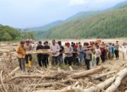 Polres Gayo Lues, Polsek Rikit Gaib dan Brimob bersama Warga Gotong Royong Siapkan Jembatan Darurat Pasca Banjir Bandang di Penomon Jaya