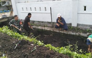 Cegah Banjir, Babinsa Gelogor Gerakkan Gotong Royong Warga