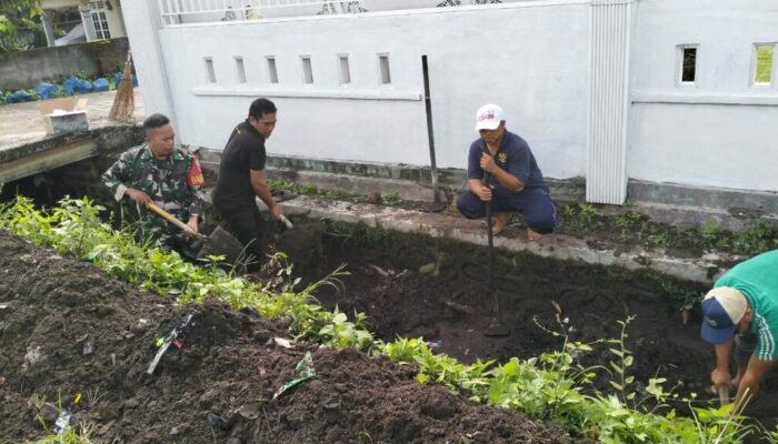 Cegah Banjir, Babinsa Gelogor Gerakkan Gotong Royong Warga
