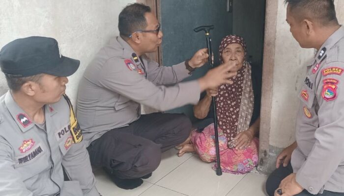 Polri Humanis! Polres Lombok Barat Salurkan Tongkat untuk Lansia dan Penyandang Lumpuh