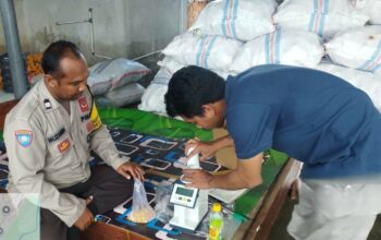 Polsek Gerung Dampingi Bulog Cek Kualitas Jagung Petani di Lombok Barat