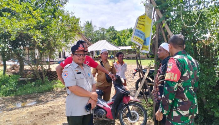 Kolaborasi Babinsa dan BPBD Tangani Kerusakan Jembatan di Sekotong