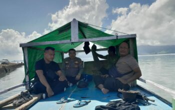 Polsek Langgudu Respon Cepat Evakuasi Perahu Boat Dihantam Gelombang di Perairan Langgudu