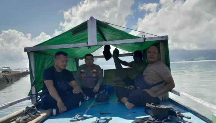 Polsek Langgudu Respon Cepat Evakuasi Perahu Boat Dihantam Gelombang di Perairan Langgudu