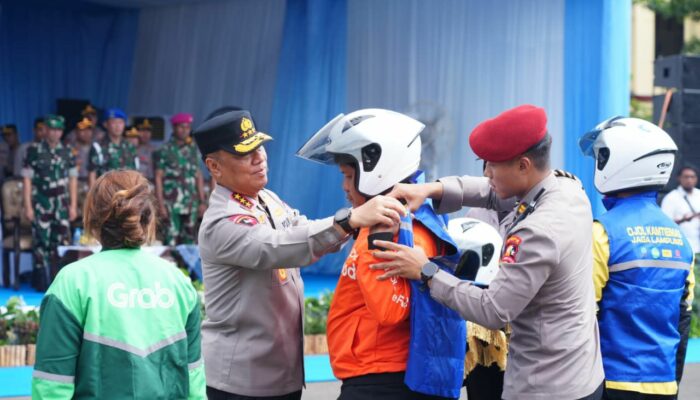 Polri Perkuat Kemitraan dengan Ojek Online: Polda Lampung Gelar Bakti Sosial dan kesehatan pada Apel Ojol Kamtibmas Nasional 2025