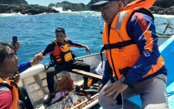 Korban Perahu Boat Terhempas Gelombang Ditemukan Meninggal, Polsek Langgudu Respon Cepat Evakuasi