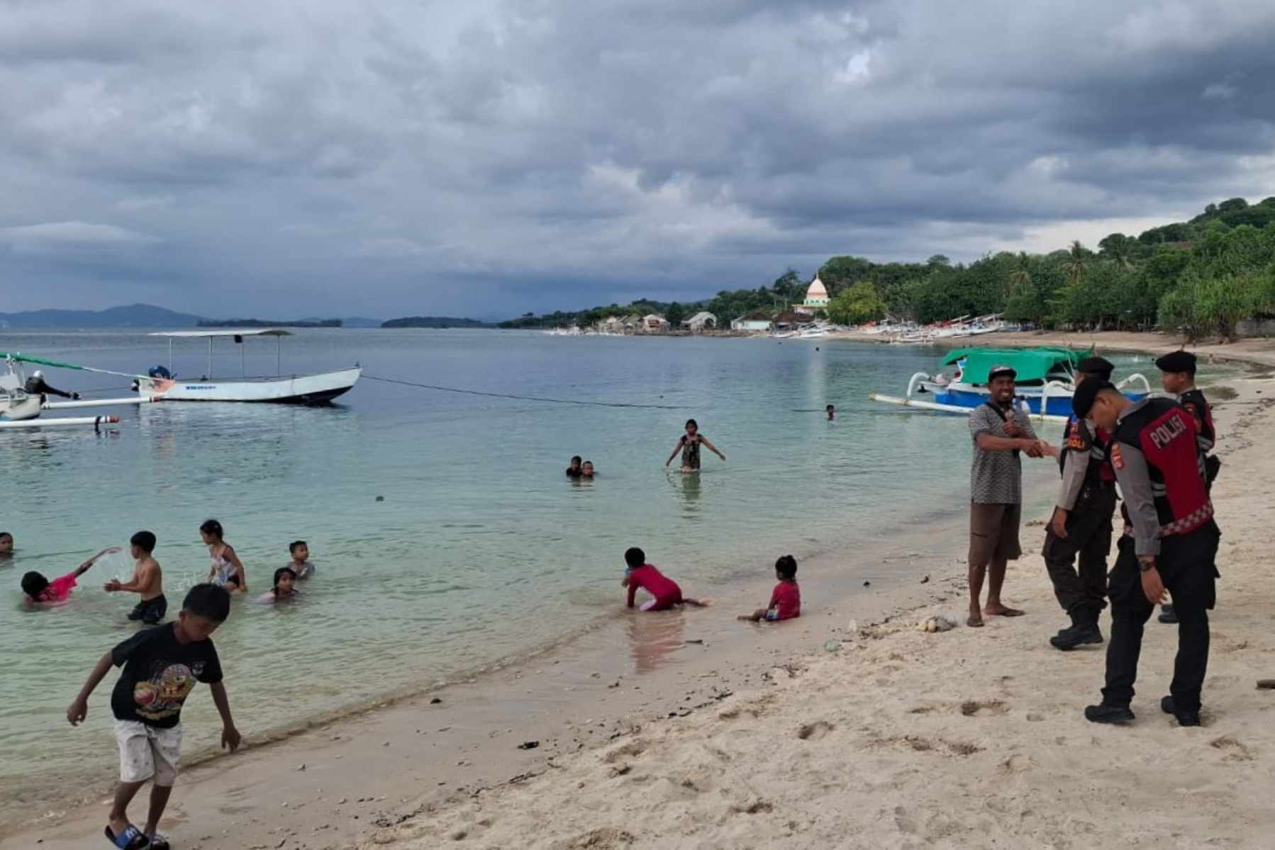 Perlindungan Optimal Polri: Patroli Preventif di Pantai Elak-Elak
