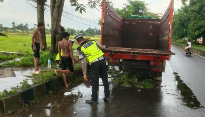 Satlantas Lombok Barat Sigap Atasi Truk Mogok di Jalur Padat