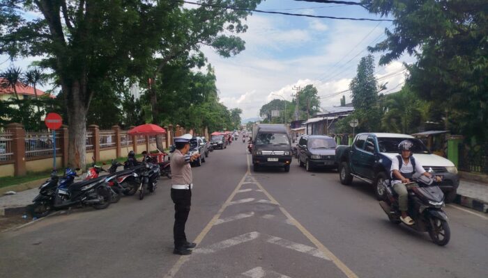 SATLANTAS POLRES DOMPU AMANKAN ARUS LALU LINTAS, AKSI UNJUK RASA P3K GURU LANCAR DAN TERKENDALI.