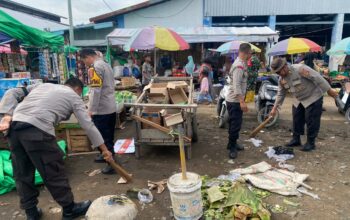 Polsek Rasanae Barat Polres Bima Kota Gelar Karja Bakti Bersihkan Pasar Raya Amahami