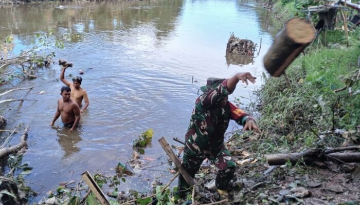 Babinsa dan Warga Satukan Aksi Peduli Lingkungan Ampenan