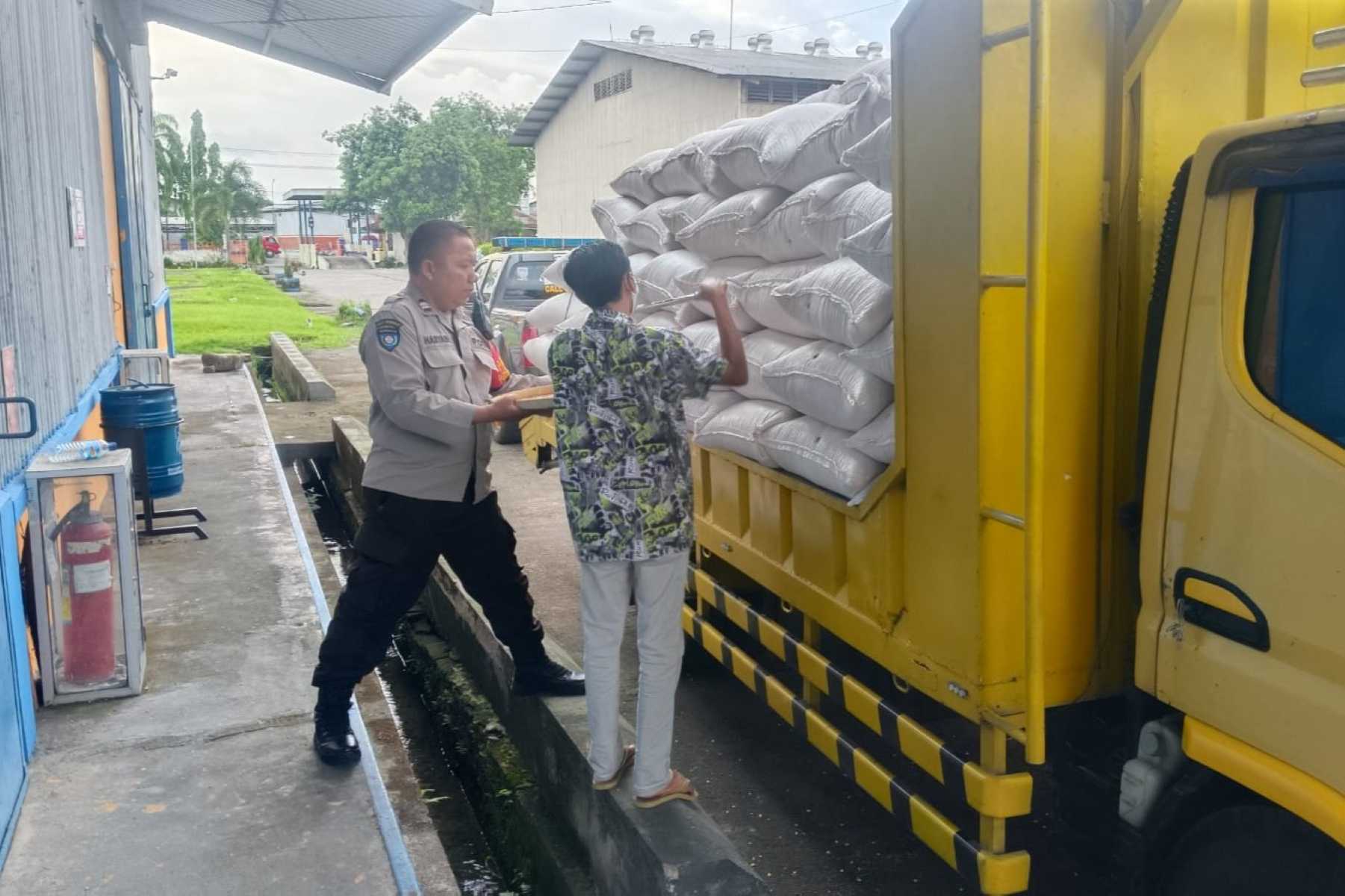 Sinergi Amankan Pangan: 7 Ton Jagung Petani Lobar Tiba di Gudang BULOG Mataram