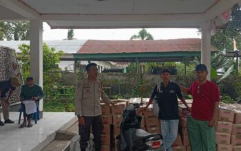 BHABINKAMTIBMAS MONTABARU DAMPAINGI PENYALURAN 9,5 TON BERAS & 1.900 LITER MINYAK GORENG, WARGA APRESIASI KEHADIRAN POLRI