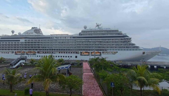 Seven Seas Explorer Sandar di Lombok, 653 Turis Siap Jelajahi NTB
