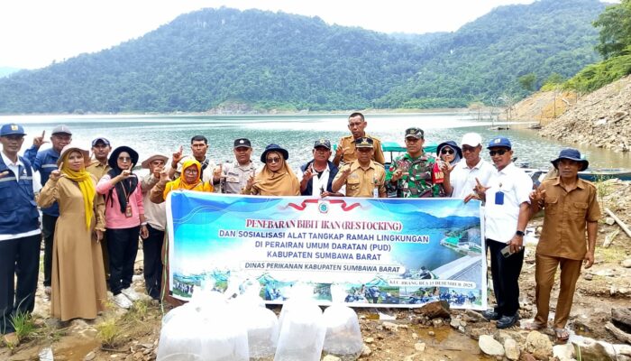 Bhabinkamtibmas Desa Bakat Monteh Dampingi Pelepasan 100 Ribu Bibit Ikan di Bendungan Bintang Bano