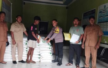 Bhabinkamtibmas Polsek Kempo Monitoring Penyaluran Bantuan Pangan di Desa Kempo, Pastikan Tepat Sasaran