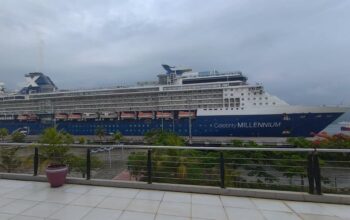 Kapal Pesiar Celebrity Millenium Bersandar di Gilimas