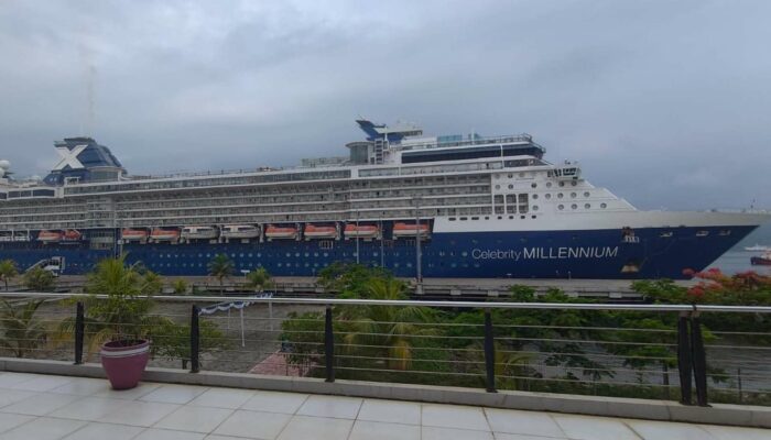 Kapal Pesiar Celebrity Millenium Bersandar di Gilimas