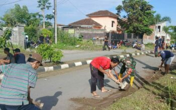 Kepedulian Babinsa Telagawaru Wujudkan Lingkungan Bersih