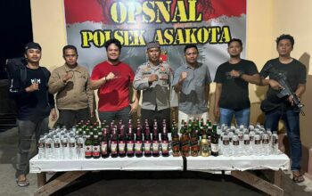 Jelang Nataru, Polsek Asakota Polres Bima Kota Sita Ratusan Botol Miras