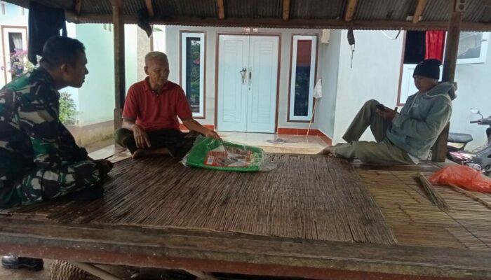 Komsos Babinsa Bentek Perkuat Ronda Malam Warga Dusun Goa