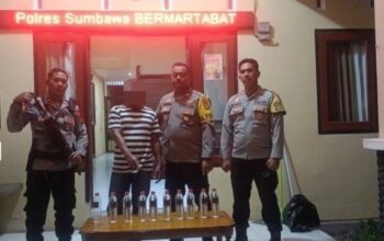Cipta Kondisi Jelang Tahun Baru, Polsek Sumbawa Amankan Penjual Arak di Kelurahan Seketeng