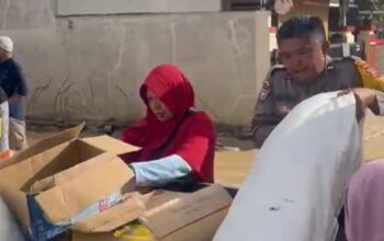 Polri Salurkan Bantuan Sembako untuk Warga Terdampak Banjir Bandang di Gurun Laweh