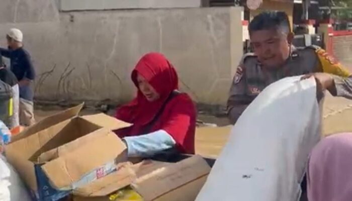 Polri Salurkan Bantuan Sembako untuk Warga Terdampak Banjir Bandang di Gurun Laweh