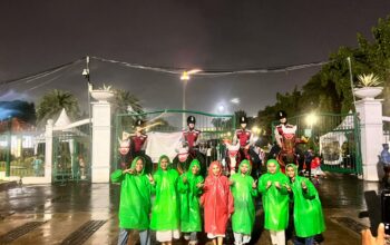 Polisi Berkuda Polsatwa Patroli di Monas, Warga Antusias hingga Foto Bareng
