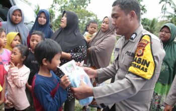 Bhakti Pendidikan Polri, Kapolda Aceh Kirim Bantuan Perlengkapan Sekolah untuk Anak-anak Desa Seumadam