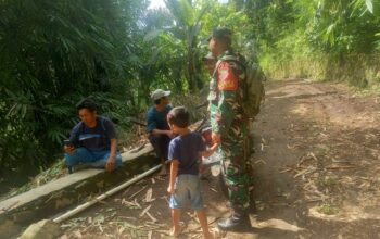 Komsos Babinsa Perkuat Keamanan Lingkungan Dusun Batu Kemalik