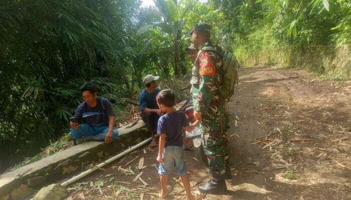 Komsos Babinsa Perkuat Keamanan Lingkungan Dusun Batu Kemalik