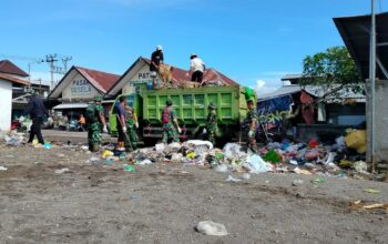 Sinergi TNI dan Warga Atasi Sampah Pasar Sesela