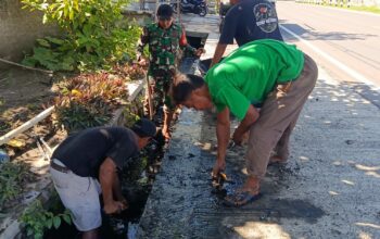 Babinsa dan Warga Segara Katon Bersatu Bersihkan Selokan