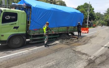 Babinsa Sigap Atasi Truk Amblas di Jalur Gilimas