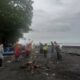 TNI dan Warga Bergerak Cepat Bersihkan Pantai Tercemar