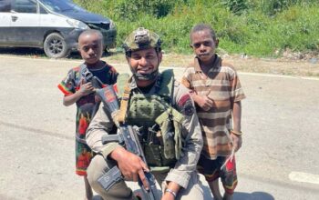 Personel Brimob Ops Damai Cartenz Gelar Patroli dan Sambang Humanis di Kampung Aikai