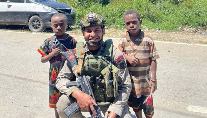 Personel Brimob Ops Damai Cartenz Gelar Patroli dan Sambang Humanis di Kampung Aikai