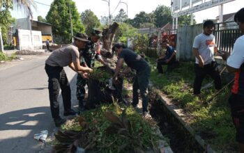 Gotong Royong Babinsa dan Desa Ciptakan Lingkungan Sehat