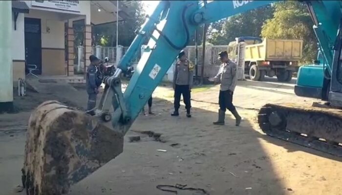 Bantuan Alat Berat Kapolri Dukung Pembersihan Lumpur Pasca Banjir di Pidie