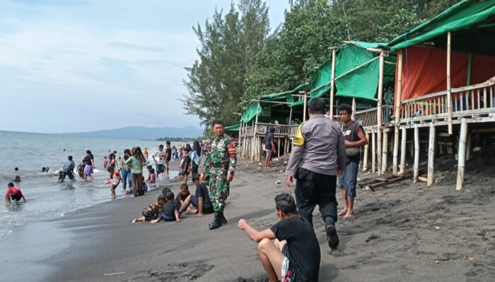 Libur Sekolah Aman, Babinsa–Bhabinkamtibmas Pantau Pantai
