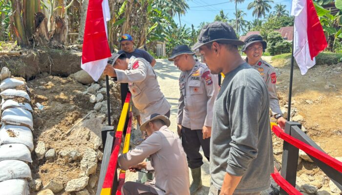 Brimob Polda Sumbar Rampungkan Jembatan Darurat Penghubung Kataping–Sungai Buluah
