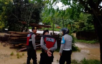 Hujan Deras, Polsek Sekotong Evakuasi Warga Terdampak Banjir